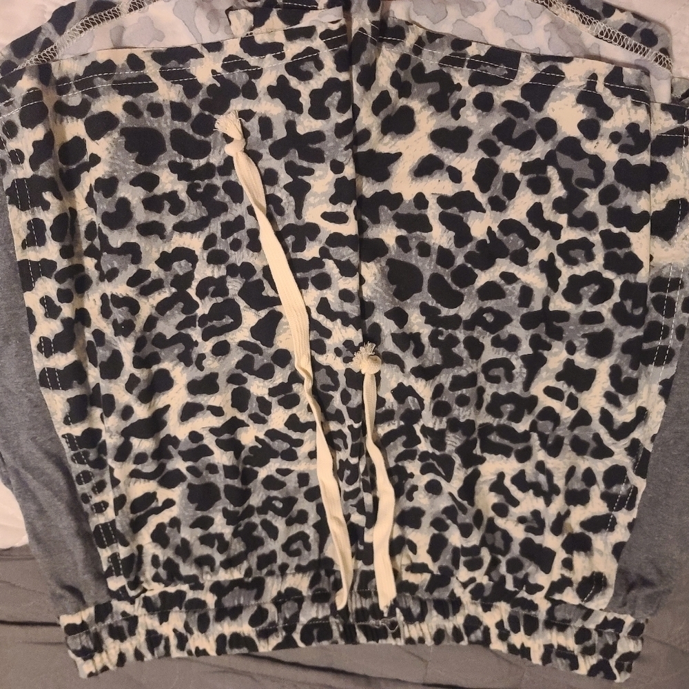Leopard Print Shorts Sporty Panel on Sides size large Grey and black. nwt Gigio - Picture 8 of 10